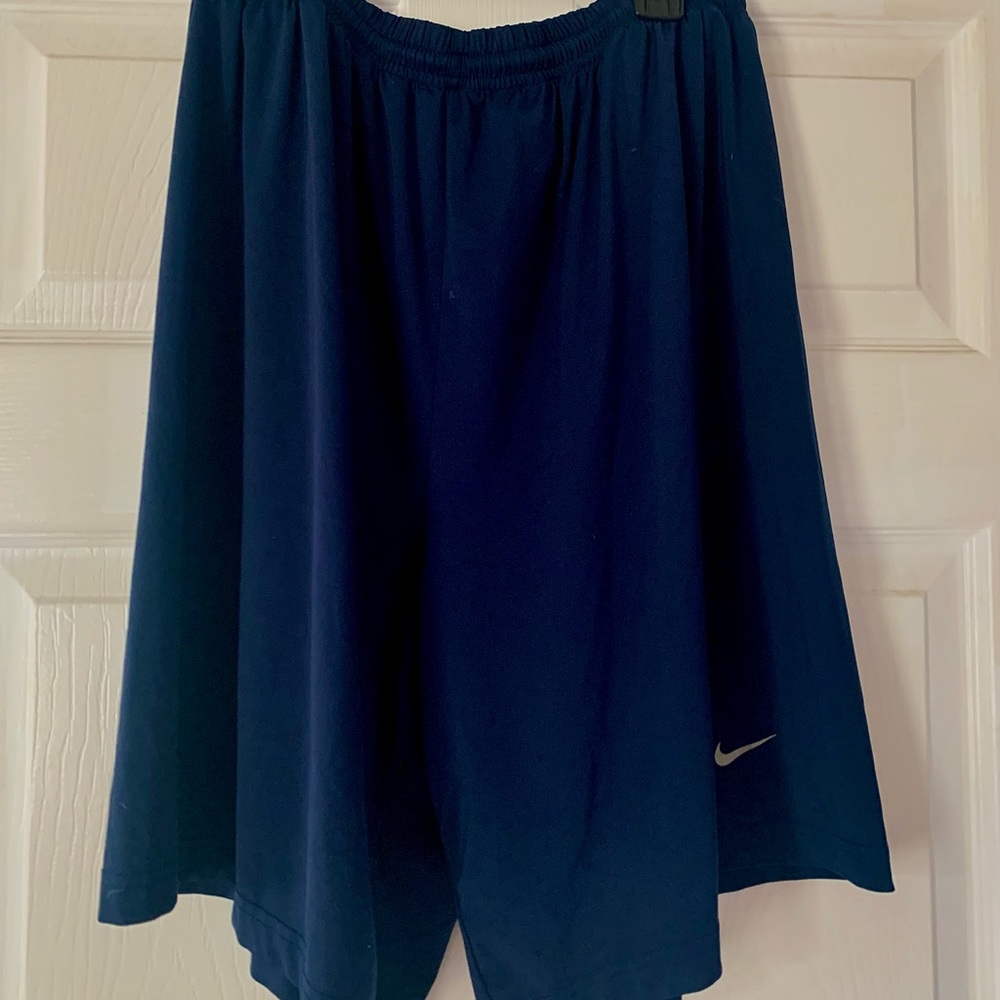Men’s Nike navy basketball shorts size M